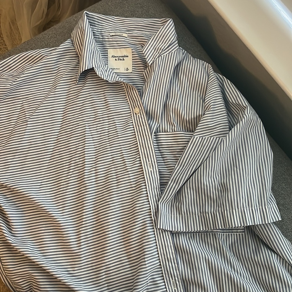 Excellent Condition Oversized Button Up - image 3